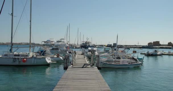 Port Marina Pafos Cypr Piękne Łodzie Jachty Zacumowane Molo Wysokiej Klip Wideo
