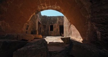 Geçmişi Anlamak: Kıbrıs Rum Kesimi 'nin Paphos kentindeki Kralın Mezarı' nın Arkeolojik Mucizeleri Aracında Bir Yolculuk. Yüksek kalite 4k görüntü
