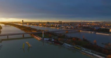 Viyana Avusturya 'da hava manzaralı şehir günbatımı. Tuna Nehri 'nin güzel bir manzarası. Kanalları, köprüleri, başkentin yeni bölümünün mimarisi. Yüksek kalite 4k görüntü