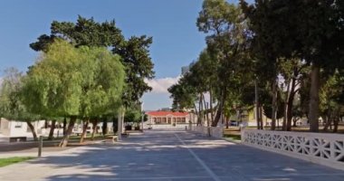 Kıbrıs Rum Kesimi 'nin Paphos kentinin turistik caddelerinde kütüphane binası bulunuyor. Yüksek kalite 4k görüntü