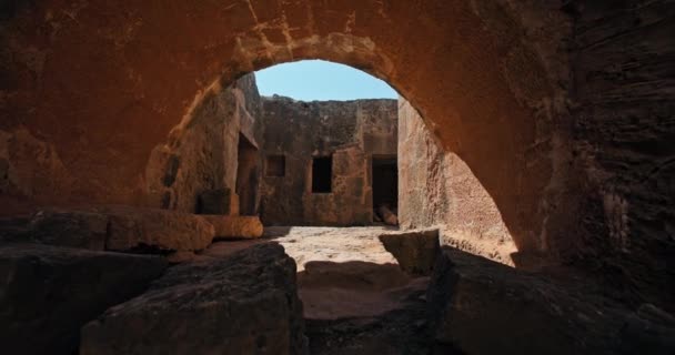 Perto Passado Uma Viagem Pelas Maravilhas Arqueológicas Túmulo Rei Pafos — Vídeo de Stock