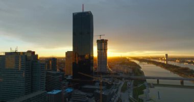 Viyana 'nın Hava Gecesi Manzarası - Aydınlatılmış Yüksek Binalar, Dinamik İş Merkezleri ve Bustling Metropolis' teki Parlayan Sokaklar ile Şehir Manzarası. Yüksek kalite 4k görüntü