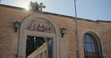 Kıbrıs Rum Kesimi Tarihi Eserleri: Saint Neophytos Manastırı - Dağlardaki Tarihi Ortodoks Kilisesi. Yüksek kalite 4k görüntü
