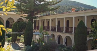 Agios Neophytos Manastırı 'nın güzel sarovine binası. Kıbrıs adasının dağlarındaki Hristiyan kilisesi. Yüksek kalite 4k görüntü
