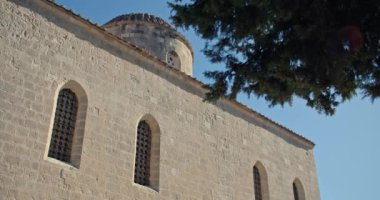 Kıbrıs 'taki Aziz Neophytos Manastırı: Tarihi Ortodoks Kilisesi ve Dağlık Arazideki Mimari Mücevher. Yüksek kalite 4k görüntü