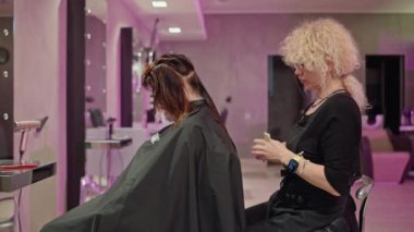 Uzman Saç Biçimi: Profesyonel Kuaför Avrupalı Bir Kadın İçin Moda Görünümü, Tarz Saçlı Yaşam Tarzı Dönüşümü ve Saç Tarzı Yapıldı. Yüksek kalite 4k görüntü