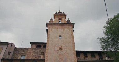 Bergamo İtalya 'da kulesi olan bir kulenin şehir mimarisi. Tarihi binalar, Avrupa 'nın şehir turistik yerleri. Yüksek kalite 4k görüntü