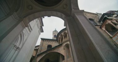 İtalya 'nın Bergamo kentindeki Santa Maria Maggiore Katedrali' ni keşfedin: Avrupa 'nın kentsel manzarasında tarihi kemerler, freskler ve mozaikler. Yüksek kalite 4k görüntü