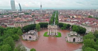 Barış Kemeri 'nin havadan görünüşü, Milan, İtalya. Bir turist kasabasının kentsel manzarasında antik bir kemer. Yüksek kalite 4k görüntü