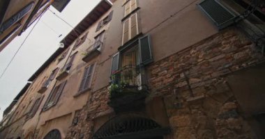 Bergamo 'nun Şehir Güzelliğinin Keşfi: Manzaralı Turist Sokakları ve Eski Tarihi Binalar. Yüksek kalite 4k görüntü