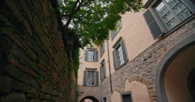 The Urban Beauty of Bergamo, İtalya: Picturesque Tourist Streets and Timeless Historic Architecture. Yüksek kalite 4k görüntü