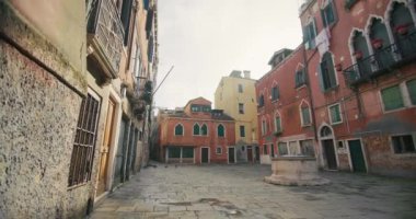 Campo de Pozzi 'nin güzel mimarisi, Venedik, İtalya. Suyun üzerinde şehrin küçük meydanlarından oluşan şehir manzarası. Yüksek kalite 4k görüntü