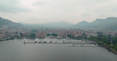 Lake Shore 'daki Como City' nin Hava Perspektifi: Kentsel Sahne, Kiliseler ve Dağlık Zemin. Yüksek kalite 4k görüntü