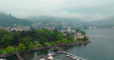 Como City 'nin Göl kenarındaki havadan görünüşü: Şehir mimarisi, kiliseler ve Moored Boats ile Quaint Waterfront. Yüksek kalite 4k görüntü