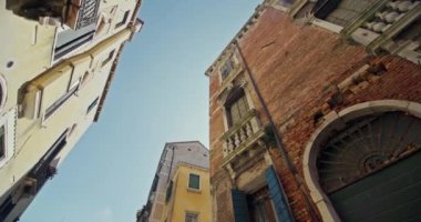 Venedik Açılışı: Tarihi Binaların Mimarisi ve Kanal Yüzlü Pencereler Arasında Sinemaya Yolculuk. Yüksek kalite 4k görüntü