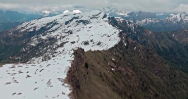 Karlı Dolomites Alpleri 'nin nefes kesen hava manzarası - Majestic Peaks, Rocky Ridges, and Snow-Capped Slopes in a Winter Wonderland of Natural Beauty. Yüksek kalite 4k görüntü