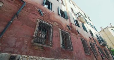 İtalya 'nın Venedik şehrindeki binaların mimarisi. Evlerde güzel pencereler, bir turist şehrinin şehir manzarası. Yüksek kalite 4k görüntü