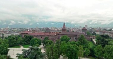 Sforza Kalesi 'nin havadan görünüşü, Milan, İtalya. Avrupa 'da yüksek duvarları olan bir turizm merkezinin mimarisi şehir manzarasında antik kuleler. Yüksek kalite 4k görüntü