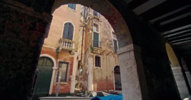 Venices Romantic Canals: Italys Waterfront Cityscape 'e Güzel Şehir Mimarisi Arasında Tekneler Kenetlendi. Yüksek kalite 4k görüntü