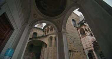 Bazilika Beauty: The Cathedral of Santa Maria Maggiore in Bergamo, İtalya - A Catholic Pilmage Destination. Yüksek kalite 4k görüntü