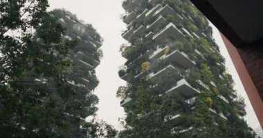 Milano 'daki Bosco Sera Binası Yağmurlu Hava Şehri' ndeki Ekolojik Daire Binası. Yüksek kalite 4k görüntü