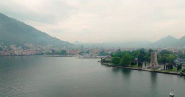 Como City, Como Gölü ve İtalya 'nın Görkemli Alp Manzarası. Yüksek kalite 4k görüntü
