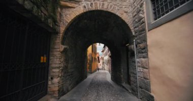 Bergamo, İtalya 'ya Yolculuk: Güzel Turist Caddelerinde Dolaşmak ve Şehir Manzarası' ndaki Tarihi Binalar 'a Hayran Kalmak. Yüksek kalite 4k görüntü