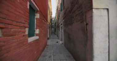 Venedik Şehri: İtalyan Turistik Mücevherlerinin Renkli Caddelerinde Yürümek. Yüksek kalite 4k görüntü
