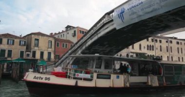 Venices Enchanting Kanalları: Kentsel Manzaranın Sersemletici Turist ve Tarihi Binaları Arasında Romantik Su Yolları boyunca süzülen Tekneler. Yüksek kalite 4k görüntü