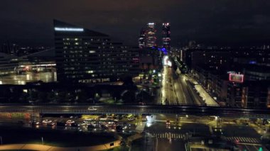 Nighttime Splendor: Parlak Şehir Işıkları ve Gökdelenler Görkemli Bir Sahne Yaratan Milans Parlayan Şehir Manzarası. Yüksek kalite 4k görüntü