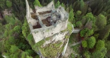 İtalya 'nın Dolomite Alplerindeki Castel Pietra' nın hava manzarası. Kalenin tepesindeki kalıntılar doğanın güzel manzarasını besliyordu. Yüksek kalite 4k görüntü
