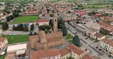 Hava manzaralı Cornuda İtalya. Köyün merkezinde, dağ manzarasında çan kulesi olan güzel bir katedral. Yüksek kalite 4k görüntü