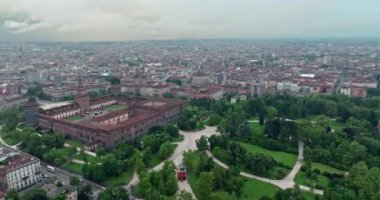 Sforza Castle: Milans Turizm Merkezi 'ndeki Antik Kale ve Şehir Parklarının Büyüleyici Hava Perspektifi. Yüksek kalite 4k görüntü