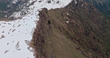 Kışın Karlı Dolomites Alpleri 'nin Hava Görüntüsü - Majestic Peaks ve Rocky Ridges' in Drone Görüntüsü, Dokunulmamış Doğanın Güzel Bölgesi 'nde Karla Kaplanmış Yamaçlar. Yüksek kalite 4k görüntü