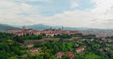 İtalya 'nın Bergamo kentinin havadan görünüşü. Tarihi caddelerin dağ kuleleri ve katedrallerinin tepesindeki şehir. Yüksek kalite 4k görüntü