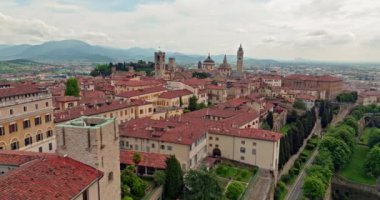 İtalya 'nın Bergamo kentinin havadan görünüşü. Dağlık bir arazide katedral sokakların güzel mimarisine sahip tarihi ve turistik bir şehir. Yüksek kalite 4k görüntü