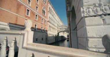 Venedik, İtalya 'daki Ponte dei Sospiri kanallarının şehri. Avrupa 'da deniz kıyısındaki bir turizm şehrindeki bir hapishanenin mimarı. Yüksek kalite 4k görüntü