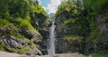 İtalya 'daki Dolomite Alpleri' nde bir şelalenin havadan görünüşü. Etrafı kayalar ve ormanlarla çevrili güzel doğa nehri. Yüksek kalite 4k görüntü