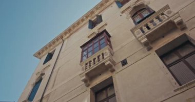 Romantik Venedik: Güzel Köprüler ve Şehir Mimarisi 'nin yer aldığı Kanallar Arasında Bir Yürüyüş. Yüksek kalite 4k görüntü