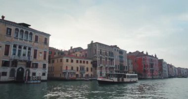 Venices 'in Huzurlu Güzelliği Romantik Kanallar: Resimli Şehir Manzarasının Mimari Mucizeleri Arasında Tekne Turları. Yüksek kalite 4k görüntü