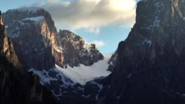 İtalya 'daki Dolomitlerin güzel manzarasının havadan görünüşü. Dağ sıralarında karla kaplı kayalık tepeler. Yüksek kalite 4k görüntü