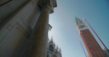Venedik İtalya 'daki St. Marks Katedrali' nin Campanile 'i. Turistik, tarihi ve romantik bir şehrin merkezinde saati olan güzel bir kule. Yüksek kalite 4k görüntü