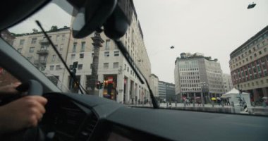 Yağmur Altındaki Milans Tarihi Sokakları Kadın Sürücü Trafiği ve Şehirde Alışveriş Araştırması. Yüksek kalite 4k görüntü