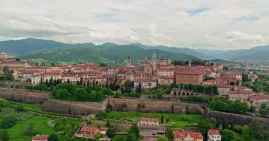 İtalya 'nın Bergamo kentinin havadan görünüşü. Tarihi şehrin antik mimarisi güzel doğal bir manzarada. Yüksek kalite 4k görüntü