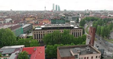 Şehir merkezi Milan 'ın havadan görünüşü: Şehir peyzajı ve şehrin yüksek katlı cam binalarının modern mimarisi. Yüksek kalite 4k görüntü