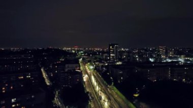 Milano, İtalya 'nın Havadan Görüntüsü: Parlayan Şehir Işıkları, Yüksek Binalar ve Bu Güzel Turist Yeri' nin Caddelerini aydınlatan Araba Farlarıyla Büyüleyici Gece Kenti.