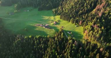 Dolomitleri Keşfetmek: İtalya 'daki Manzaralı Çam Ormanları ve Görkemli Dağ Tepeleri' nin Havadan Görünümü. Yüksek kalite 4k görüntü