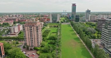 Brescia İtalya 'nın havadan şehir manzarası. Avrupa turistik şehrinin güzel evleri olan şehrin sokakları. Yüksek kalite 4k görüntü