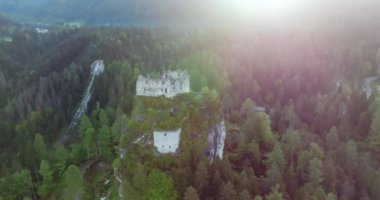 Altın Saat Işıltısı: Sunset 'teki Muhteşem Dolomite Alpleri' ndeki Antik Kale Harabeleri 'nin Havadan Görünümü. Yüksek kalite 4k görüntü