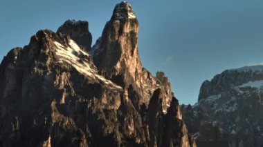 İtalya 'nın Dolomite Alpleri' nde güzel bir günbatımı manzarası. Güneş ışınlarındaki kayalık zirveler, doğanın inanılmaz manzarası, dağlar. Yüksek kalite 4k görüntü